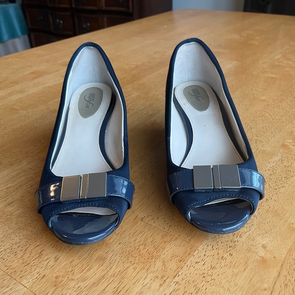 Elegant Navy Peep-Toe Heels with Bow Accent - Picture 2 of 7